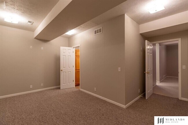 Building Photo - 1007 Woodview Dr