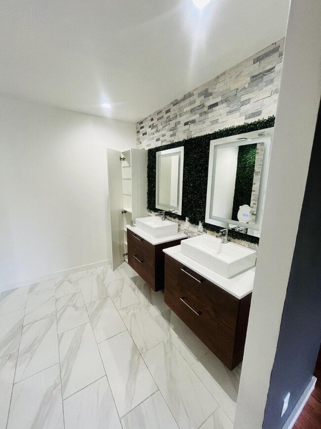 Building Photo - $3,000 - 2 Bed / 2 Bath Condo in Oceanside