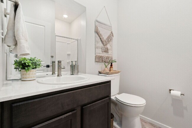 Building Photo - Newer 2bd condo in neighborhood with pool ...