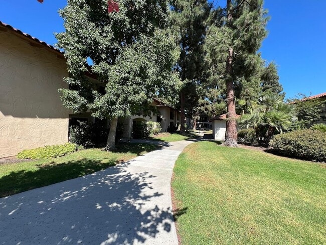 Building Photo - Desirable Mission Plaza Updated 1 Bedroom ...