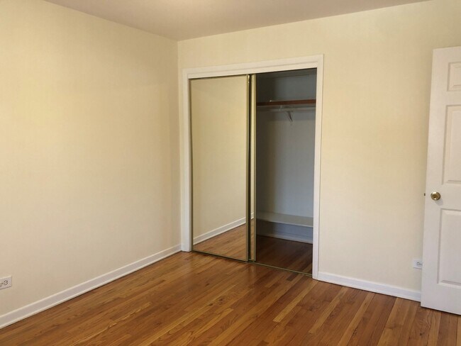 Building Photo - 7315 N Oakley Ave