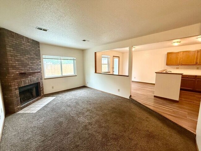 Building Photo - 3 Bed/2.5Bath Townhome in Greeley