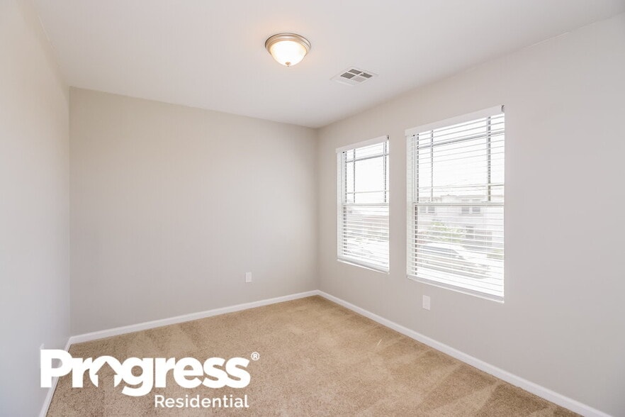 Building Photo - 1912 E 39th Ave