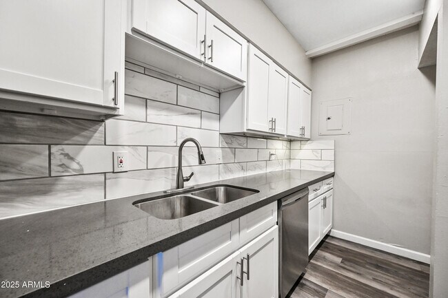 Building Photo - 1518 W Colter St