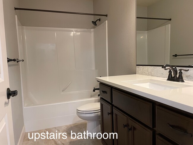 Upstairs bathroom - 11440 SE Aquila St