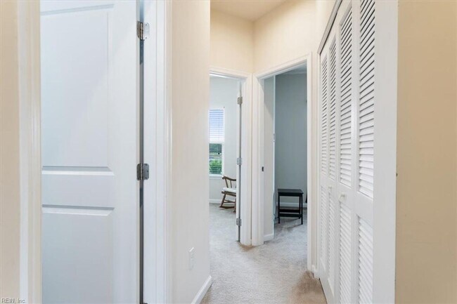 Building Photo - 3 bedroom/ 2 full bathroom and 1 half bathroom -Villages at Candle Station