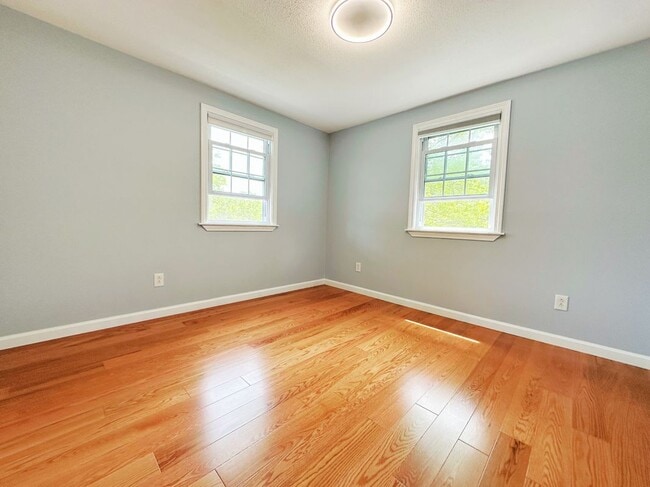 Building Photo - 10 Friar Tuck Ln