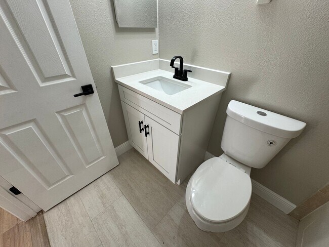 Building Photo - Fully Renovated Townhome | Modern Quartz K...