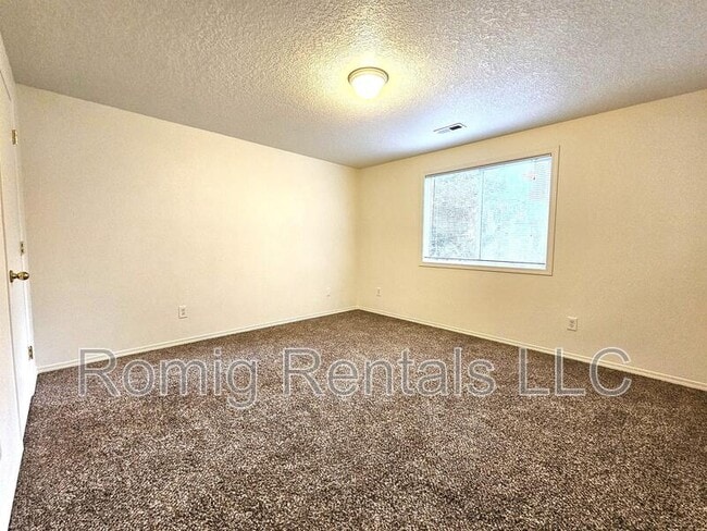 Building Photo - 9703 NE Tenny Creek Dr