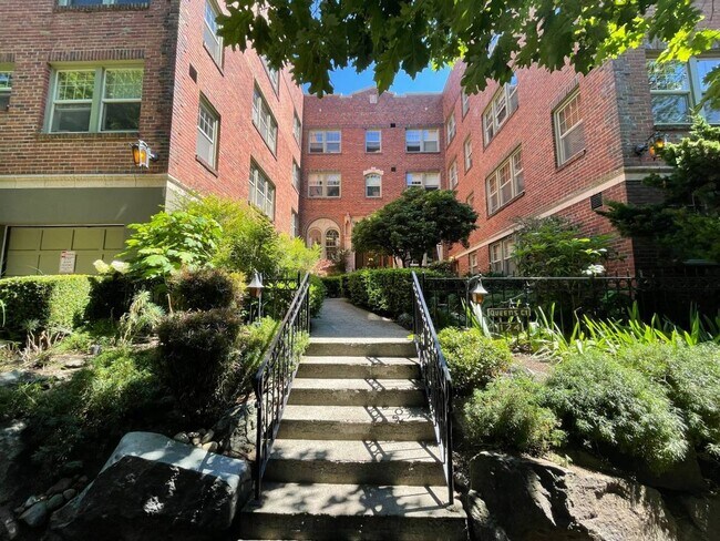 Building Photo - Queens Court Condo #310 - Top Floor Corner...