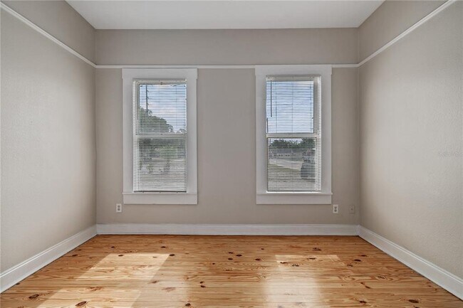 Building Photo - 2506 1/2 E Columbus Dr