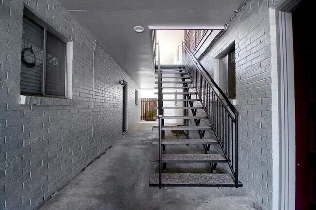 Building Photo - 2122 Hancock Dr