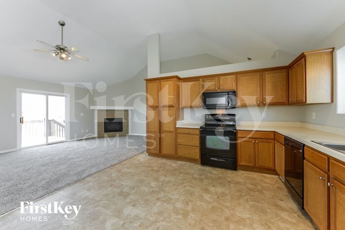 Building Photo - 9301 NE Paw Paw Dr