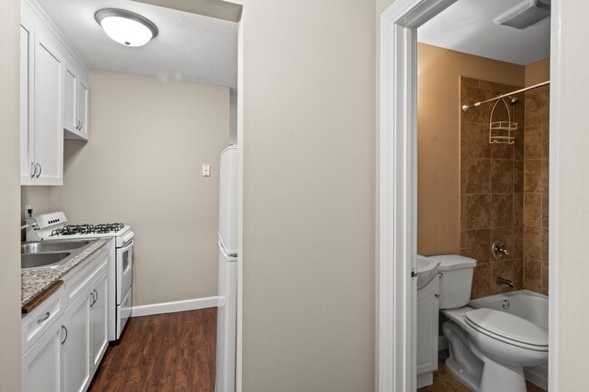 Building Photo - Spacious 1BR/1Bath apartment available Now!