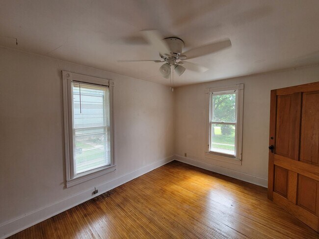 Building Photo - 5 Bedroom House in Cedar Falls