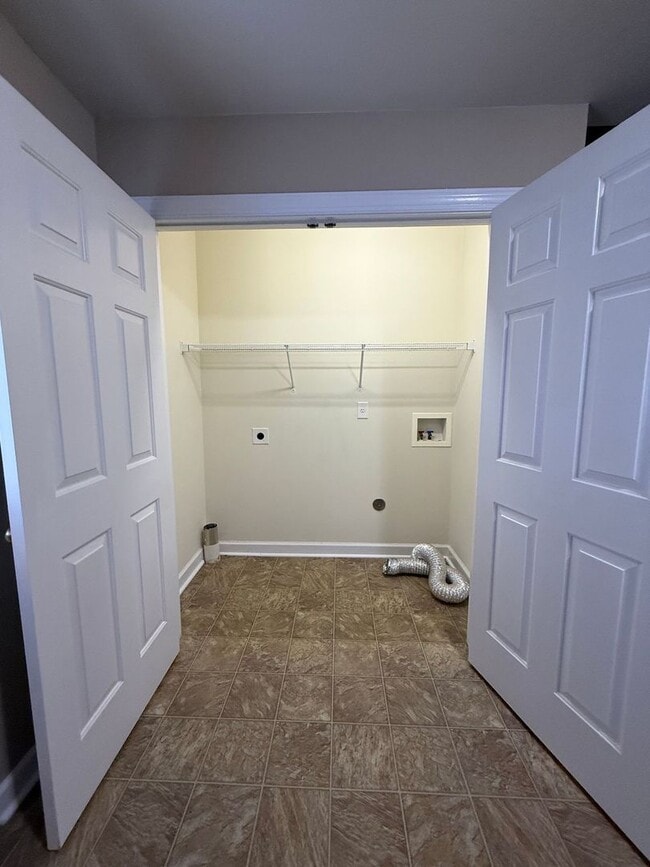 Building Photo - Nice 2 bedroom,  1.5 bath townhouse