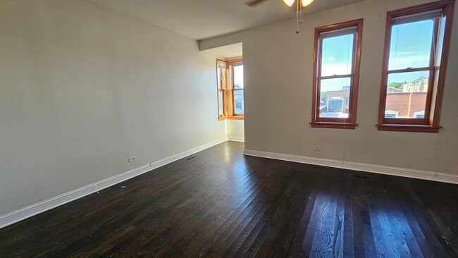 Building Photo - 939 W Armitage Ave