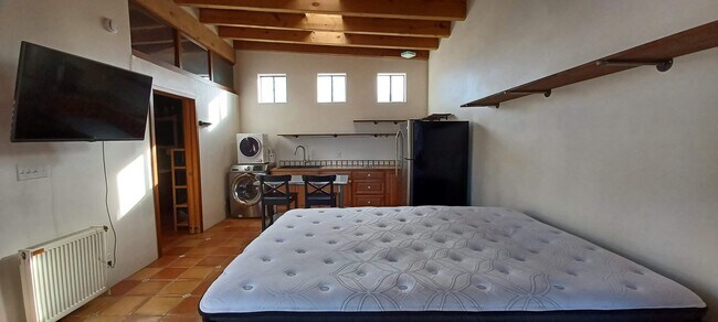 Building Photo - 608 Alicia St