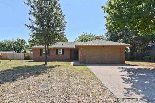Primary Photo - 915 Patricia St
