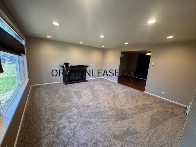 Building Photo - Spacious 4-Bedroom Home in North Springfield