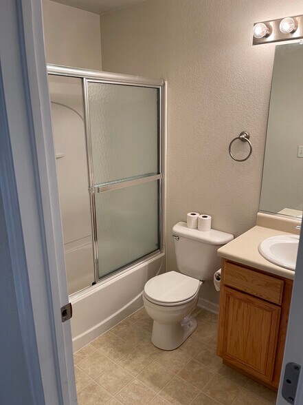 Guest bathroom - 3606 Ponderosa Ct