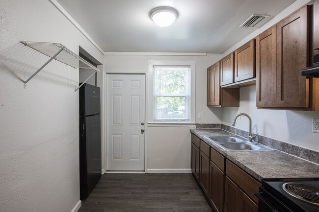 Building Photo - Spacious 3 bedroom, 1 Bathroom Upper Level Duplex Apartment