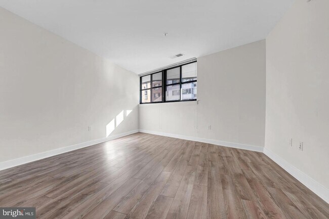 Building Photo - 460 New York Ave NW