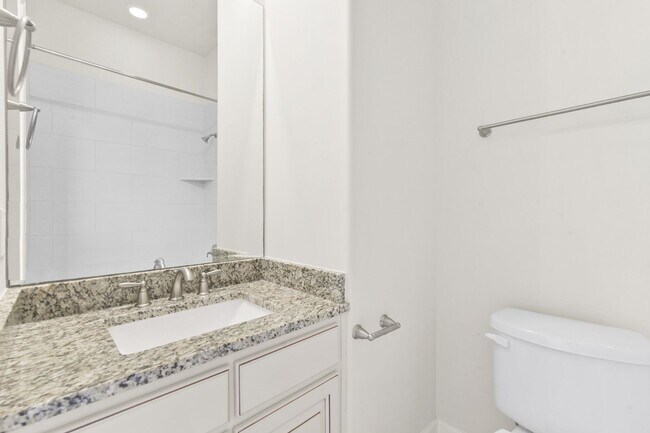 Building Photo - Elegant 3-Bedroom Home in Gated Inner Loop...