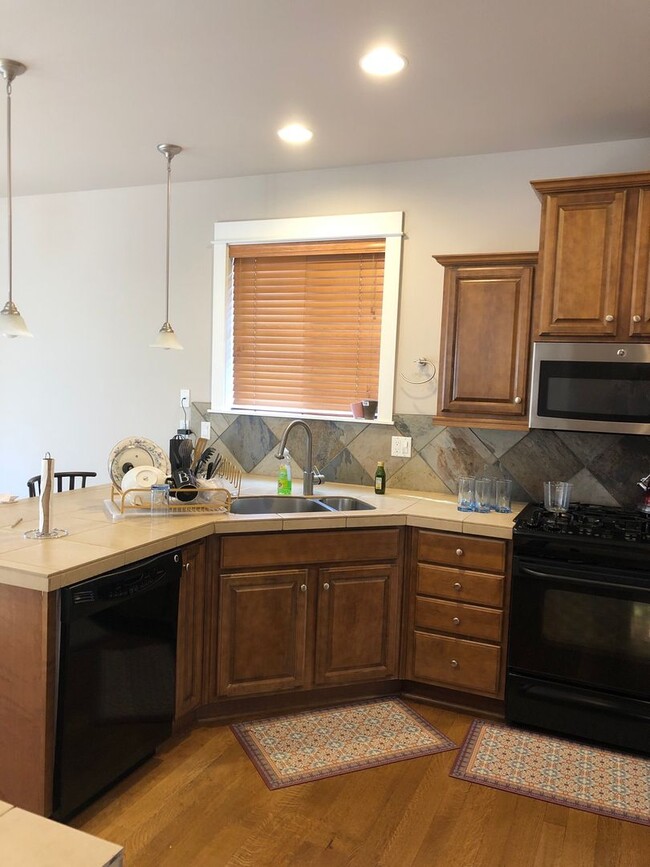 Building Photo - 4 Bedroom / 2.5 Bathroom Home in SE Bend