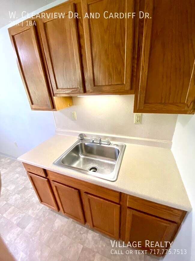 Building Photo - 51 W Clearview Dr