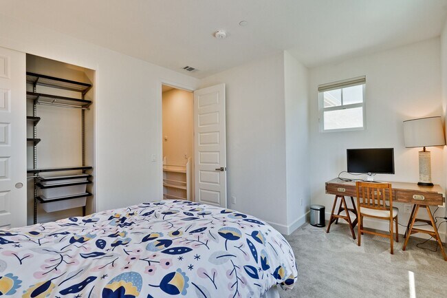 Building Photo - Modern Townhome in Prime Location — Walkab...