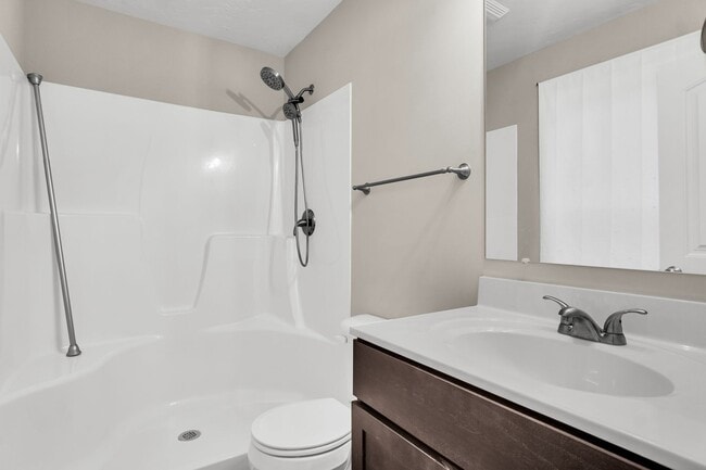 Building Photo - Beautiful 3 bedroom, 2.5 bath townhouse available!