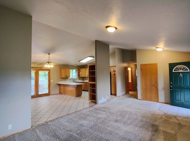 Building Photo - 5 BD 3 BA 2900 sq ft HOME IN DRAPER.