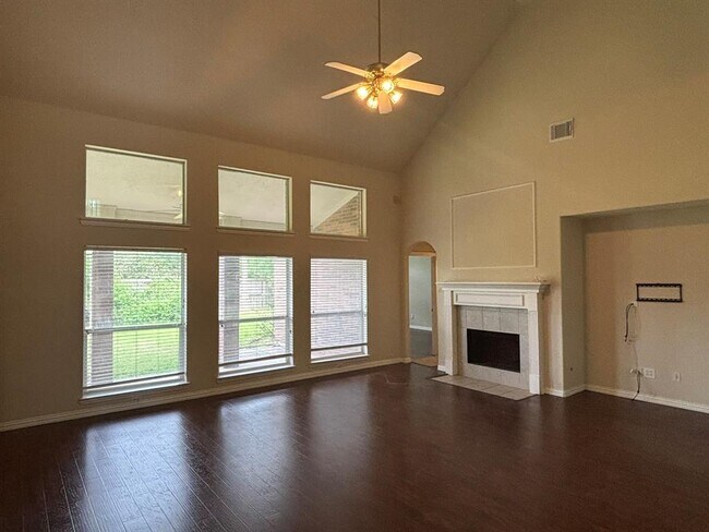 Building Photo - 3055 Fallbrook Dr