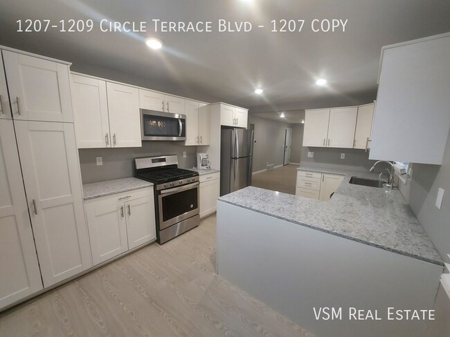 Building Photo - Beautifully renovated 4 bed 2 bath Townhom...