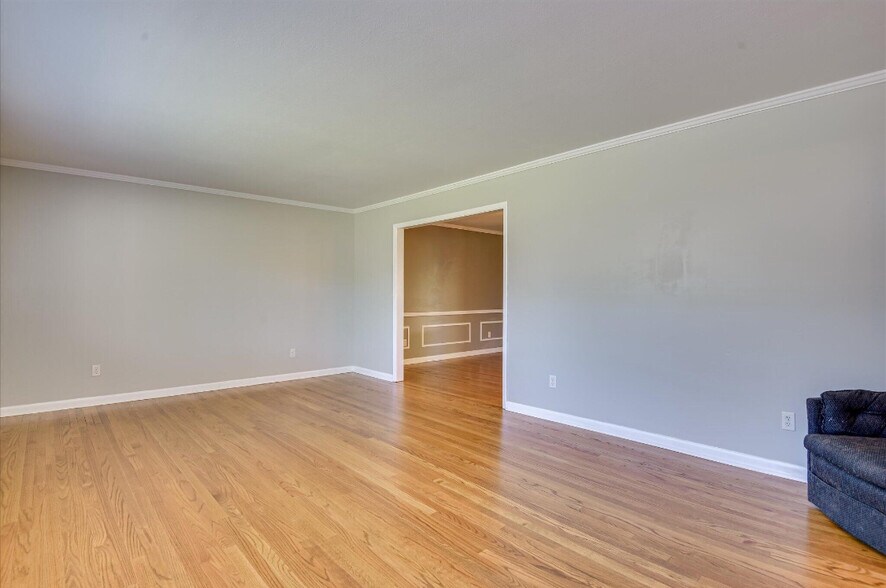 Building Photo - 813 Hammond Dr