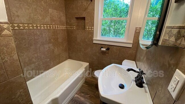 Building Photo - 539 W Weatherspoon St