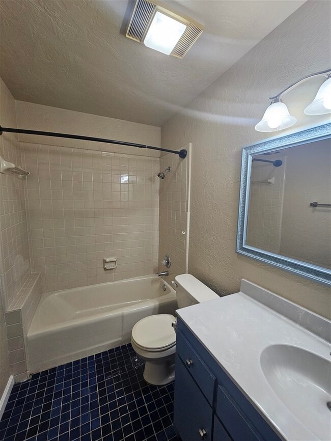 Building Photo - 2309 NE Turtle Creek Dr