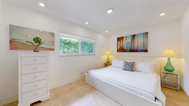 Building Photo - 1824 S Ocean Dr