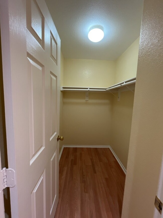 Building Photo - Experience luxurious living in this stunning 4-bedroom, 2.5-bathroom house