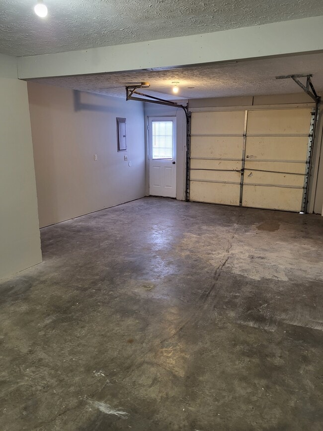 Building Photo - 211 Aqueduct Dr