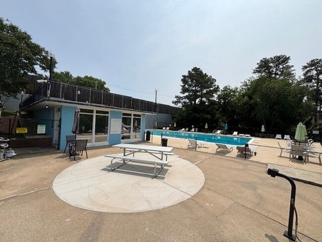 Building Photo - Amenities and Utilities included Richmond Condo Near VCU and UR