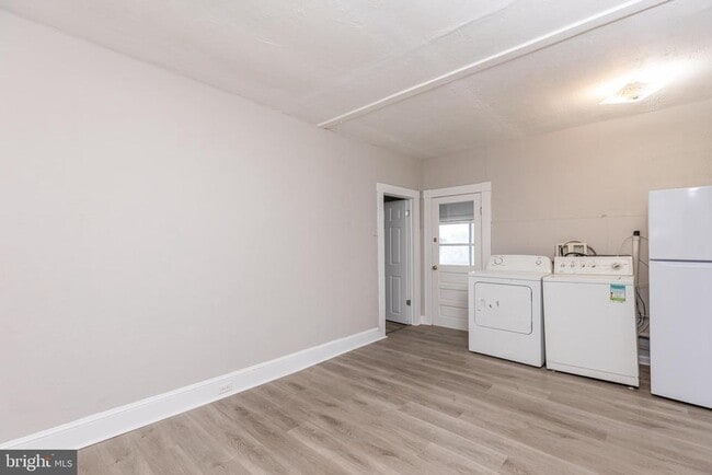 Building Photo - 17 2nd Ave