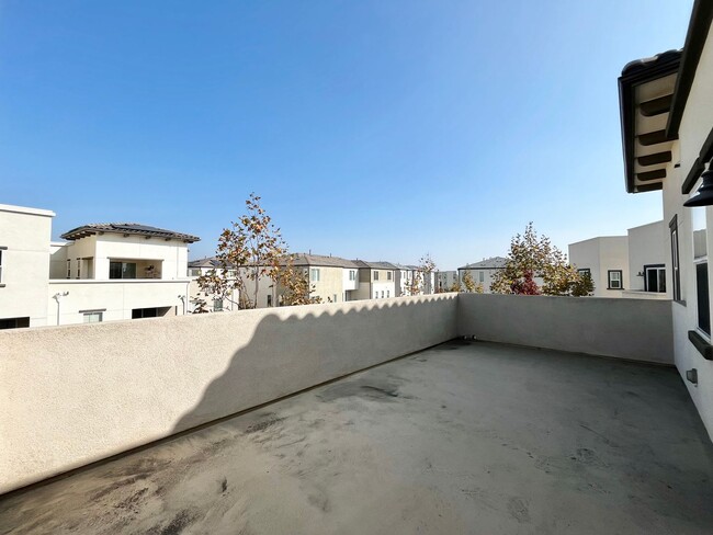 Building Photo - Modern 5B 4BA Townhome w/ AC in Playa Del ...