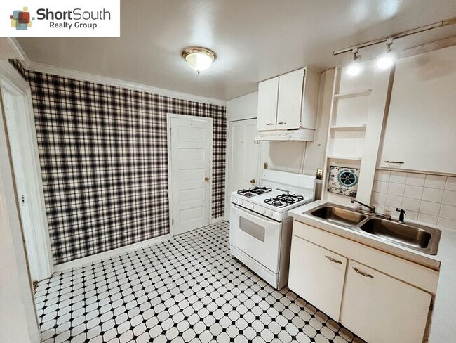 Building Photo - Updated 1 bed 1 bath apartment in Heritage Hill