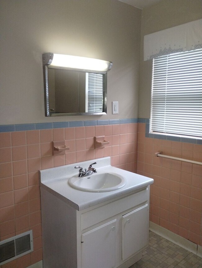 Building Photo - Quaint Duplex with a private Basement, Garage Space & Patio