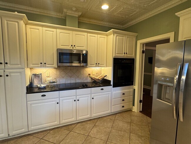 Building Photo - 416 Towne Lake Dr