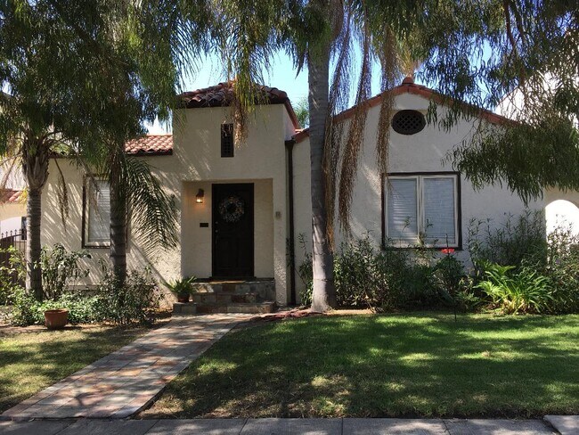 Building Photo - 905 S Curson Ave