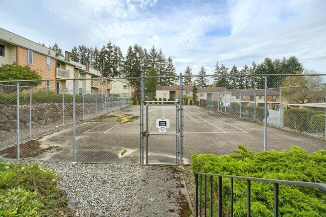 Building Photo - AVAILABLE NOW! MAY FREE!!! 2BR/2BA Condo – Awesome Location! Glossy Hardwoods, Granite Countertop...