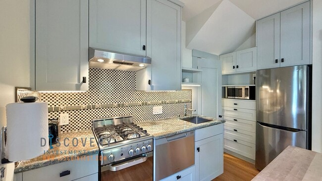 Building Photo - Modern and Stylish Elmwood Apartment